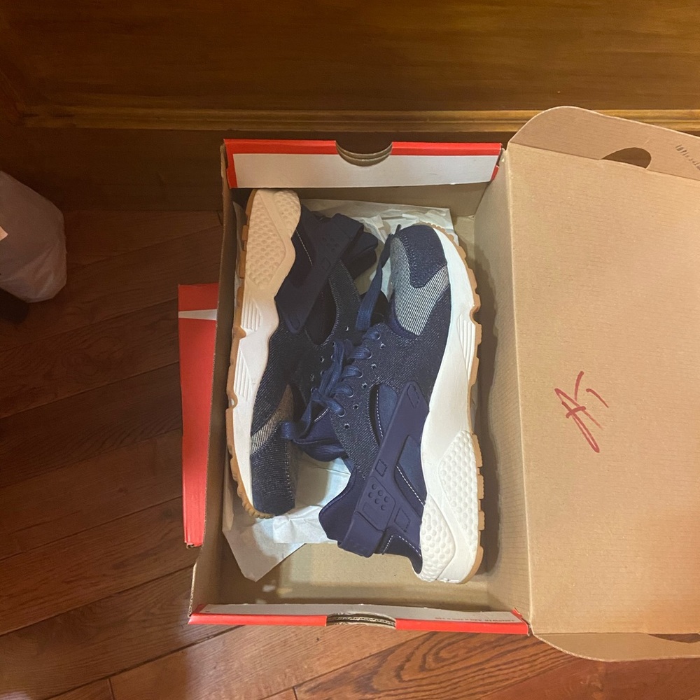 Sneakers - Picture 3 of 3